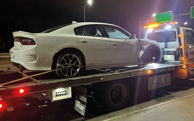 سطحة تنقل سيارة على طريق بين المدن